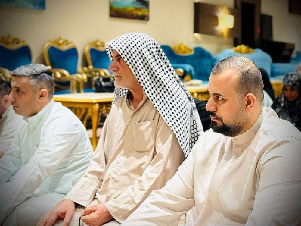 مجموعة من الحجاج بقاعة الفندق