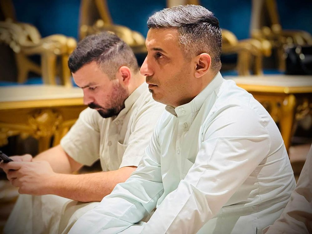 اثنان من حجاج الشركة بقاعة الفندق