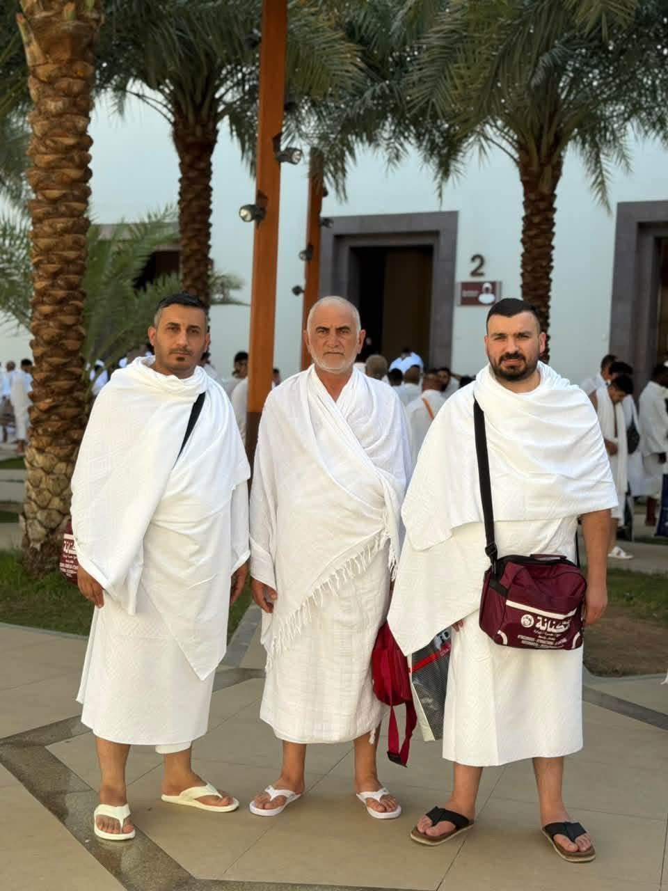 ثلاثة من حجاج الشركة بالإحرام