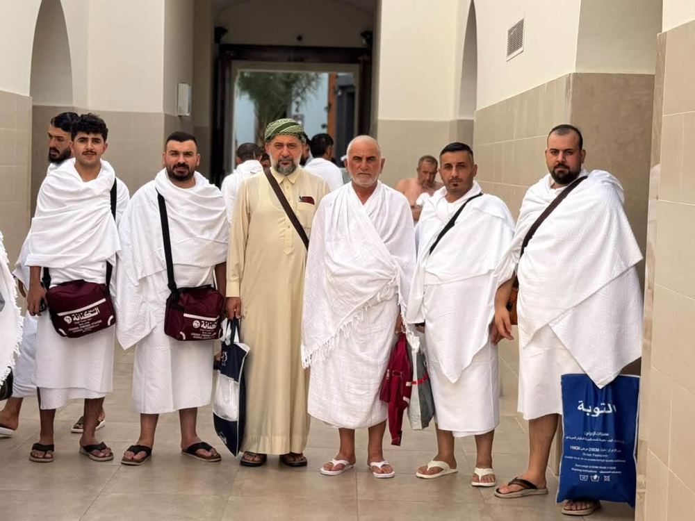مجموعة حجاج بالإحرام بممر الفندق