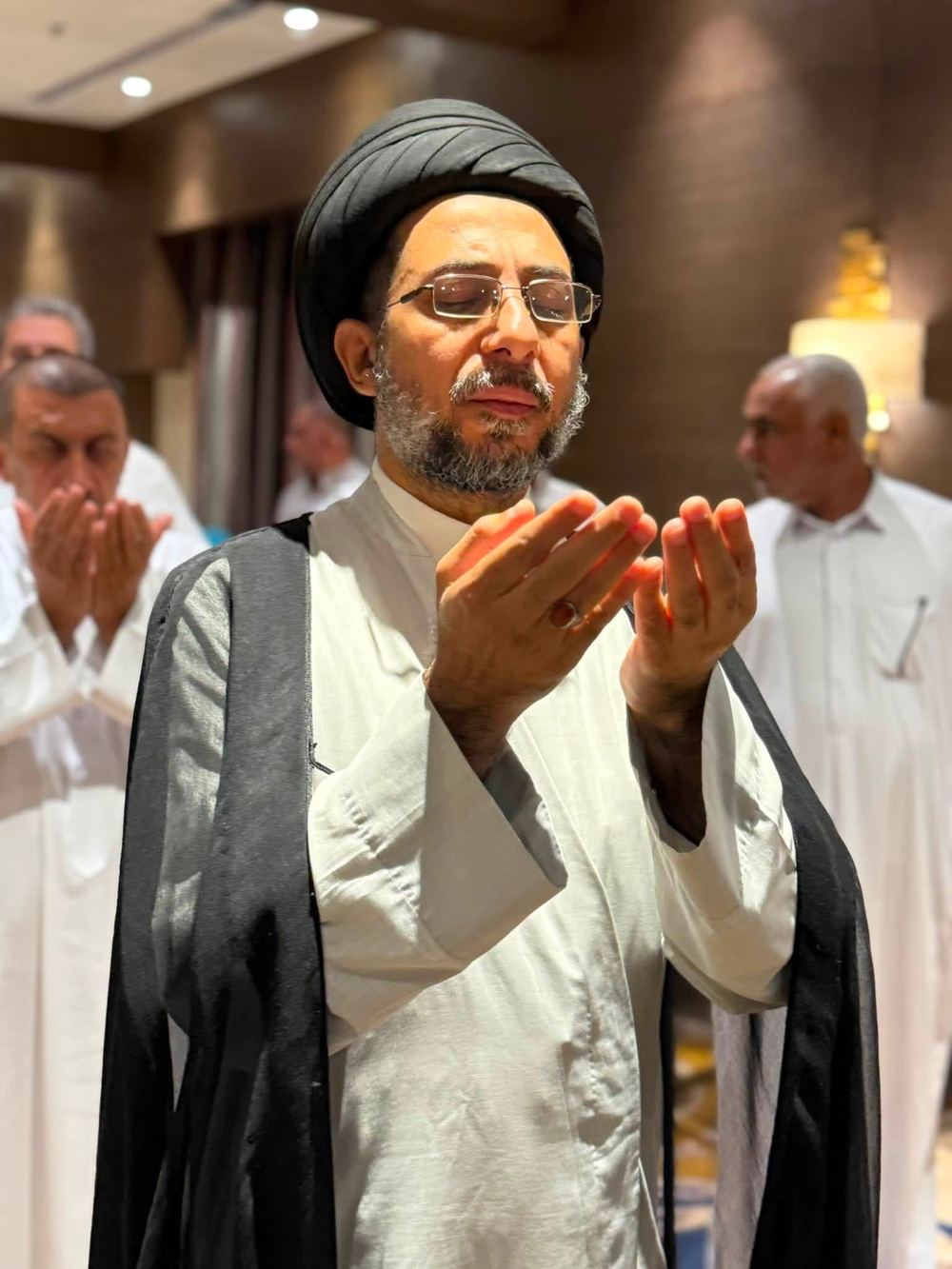 دعاء جماعي لحجاج الشركة بالفندق