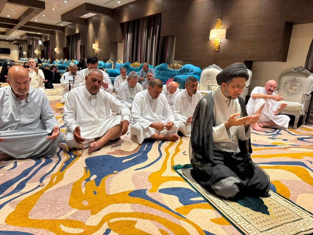 صلاة جماعية لحجاج الشركة بقاعة كبيرة