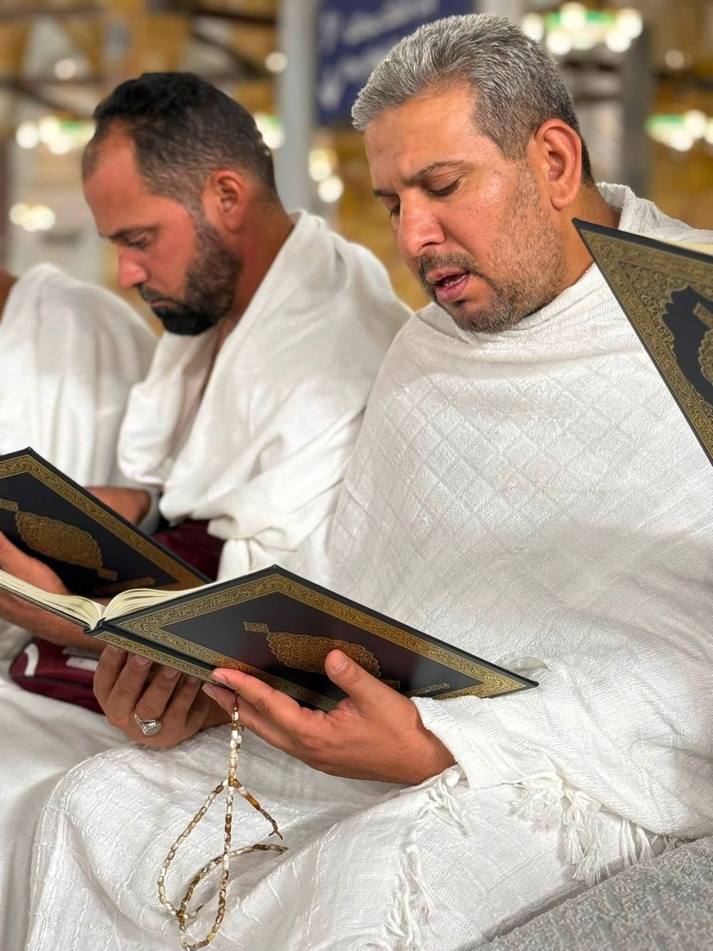 حاج يقرأ القرآن الكريم بالحرم