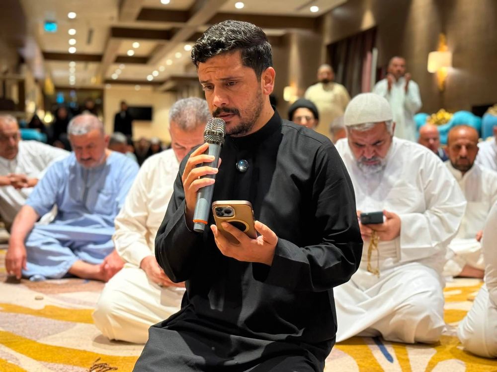 المرشد الديني يتحدث لحجاج الشركة