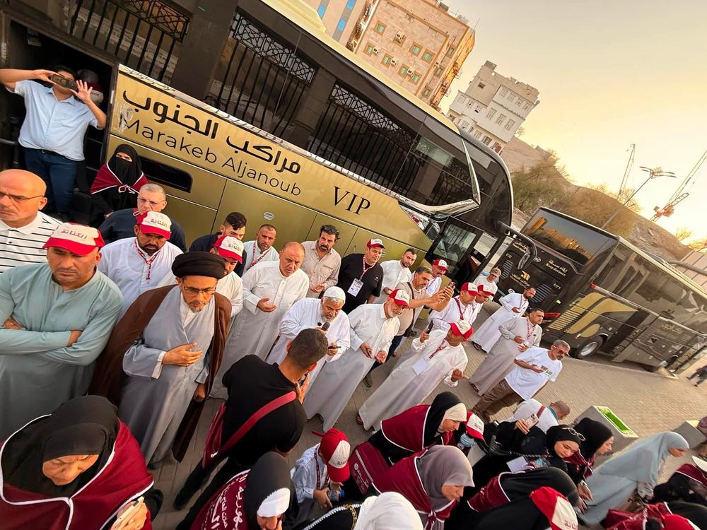 نزول الحجاج من الباص عند المراقد الدينية