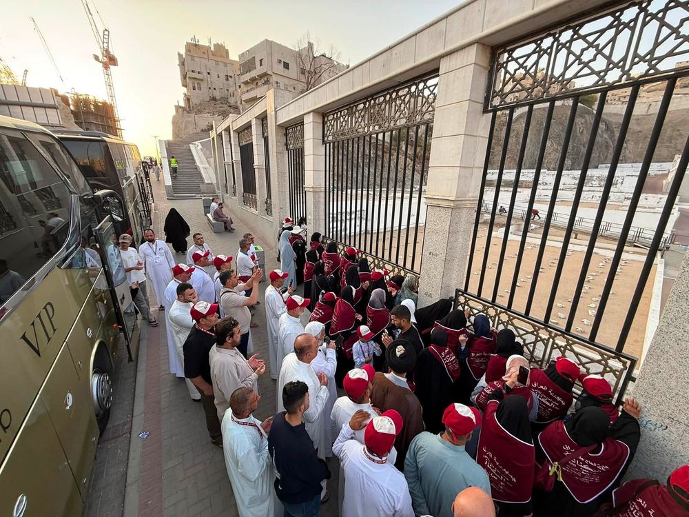 طابور حجاج الشركة عند بوابة المراقد