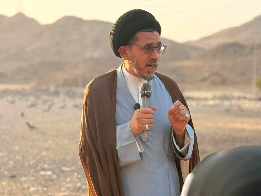 المرشد الديني يتحدث للحجاج عند المراقد