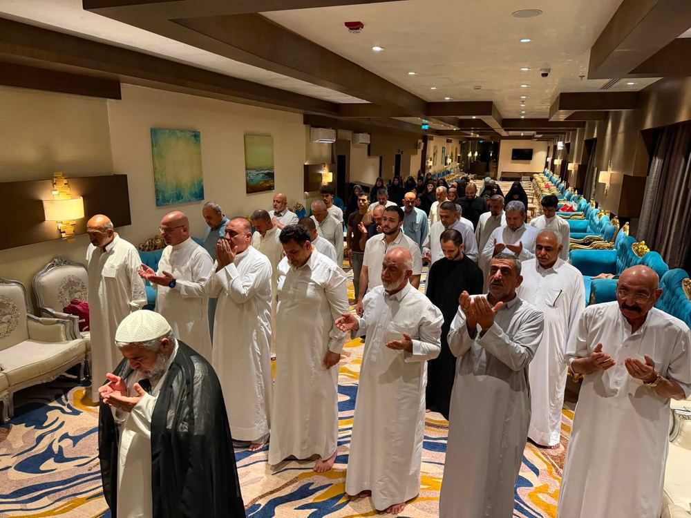 دعاء جماعي بقاعة الفندق