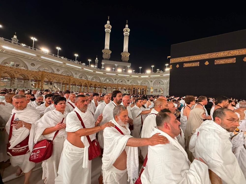 حاج يحمل قبعة شركة الكنانة